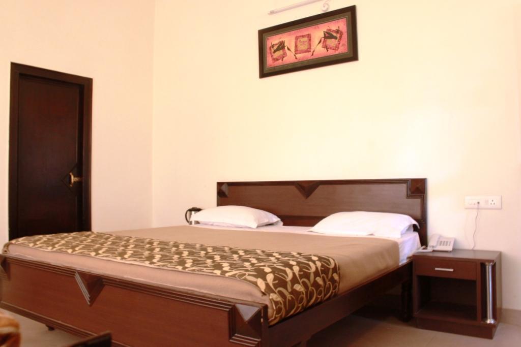 Hotel Utsav Dehradun Bagian luar foto
